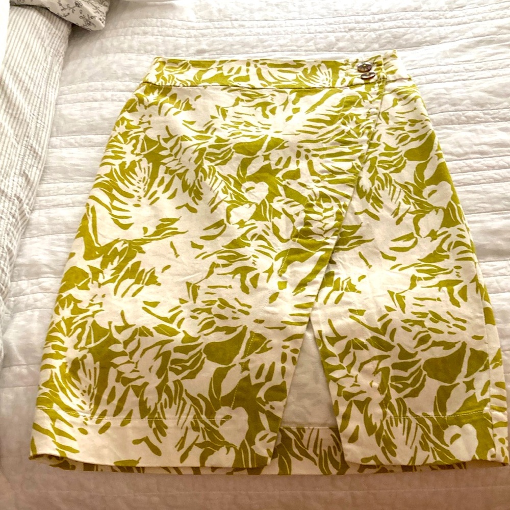 Maeve brand tropical jean skirt size 4 in beautiful condition.